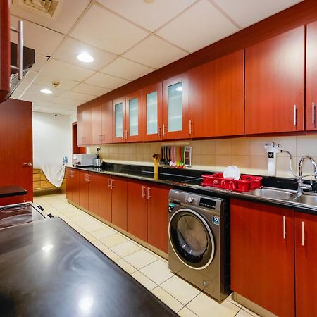 Lunar Cozy Hostel - Jbr Дубай Екстериор снимка